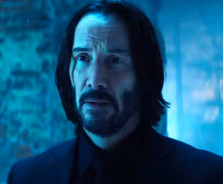 Keanu Reeves como John Wick parece preocupado en Ballerina