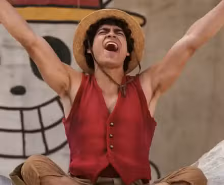 Luffy animando al mascarón de proa de Merry en One Piece