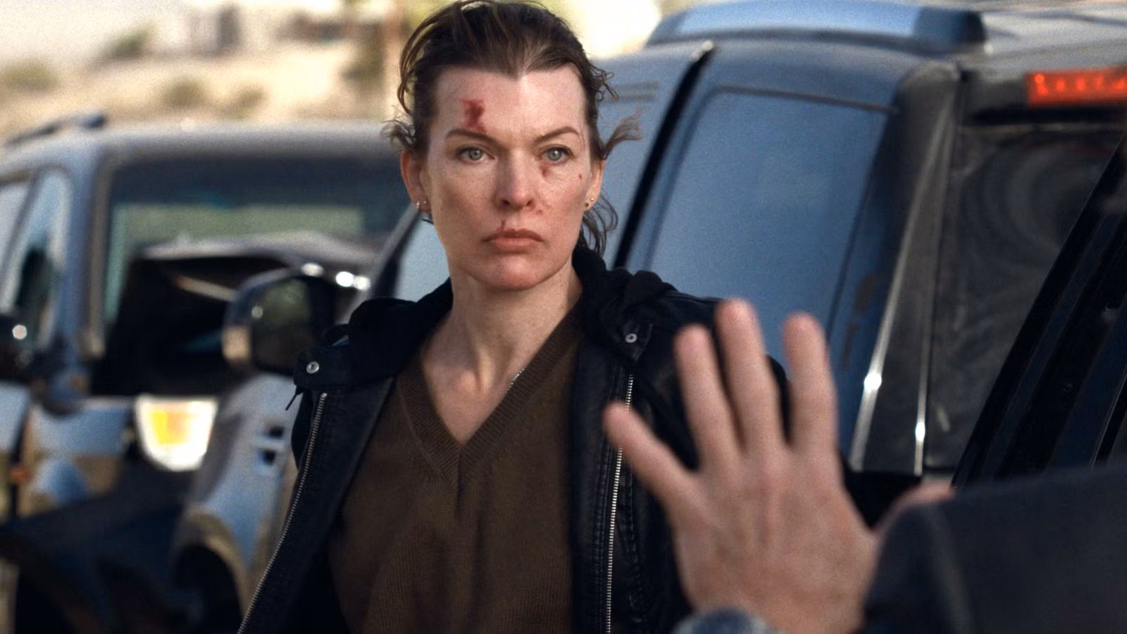Milla Jovovich le da la vuelta al torturador en una brutal escena de pelea de una nueva película de acción con clasificación R