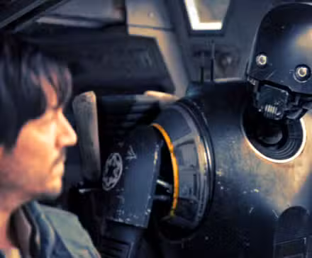 K-2SO y Cassian Andor de Star Wars: Rogue One mirándose