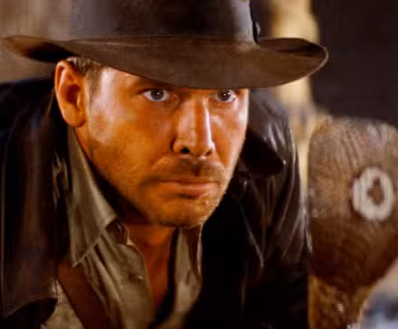 Harrison Ford como Indiana Jones aterrorizado mientras mira una cobra en En busca del arca perdida