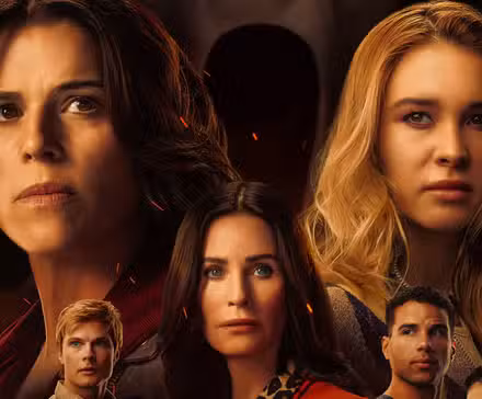 Sidney Prescott (Neve Campbell, Gale Weathers (Couteney Cox) y Tatum Evans (Isabel May) en el póster de Scream 7