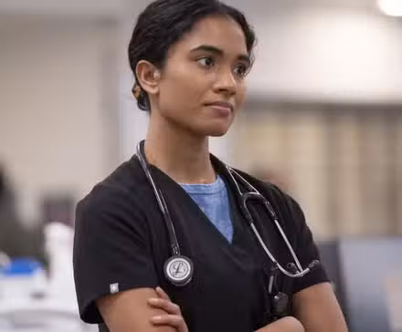 Supriya Ganesh como Samira Mohan en la temporada 1 de The Pitt.