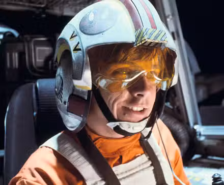 Luke Skywalker con su uniforme de piloto en Star Wars (Una nueva esperanza)