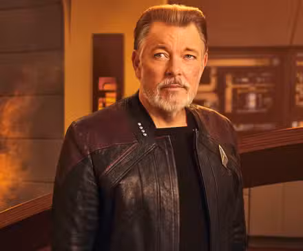 Jonathan Frakes como Riker en el puente Enterprise-D