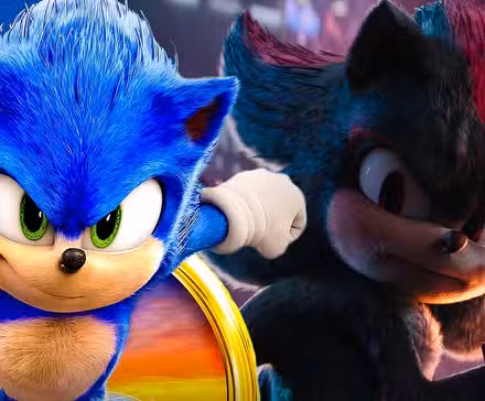 Una imagen compuesta de Sonic sonriendo mientras corre frente a Shadow sosteniendo un arma en Sonic the Hedgehog.