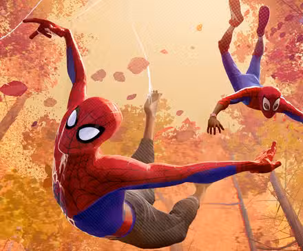 Peter y Miles balanceándose en Spider-Man Into the Spider--Verse