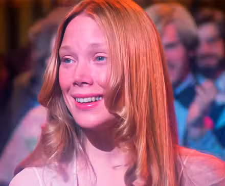 Sissy Spacek como Carrie sonriendo en el baile de graduación