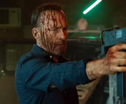 Bob Odenkirk sosteniendo un arma en Nobody 2