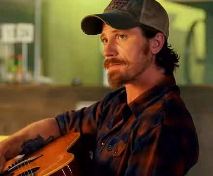 Garrett Hedlund como Mitch en Tulsa King