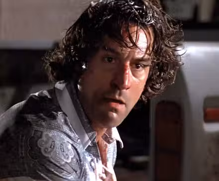 Max Cady de Robert De Niro luciendo intensamente con el cabello mojado y sangre en Cape Fear