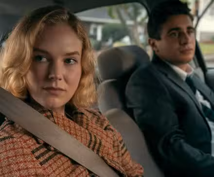 La joven Kay (Rosy McEwen) y el joven Pete (Jake Cannavale) sentados en un coche en Scarpetta.