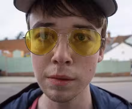 Kenny con gafas de sol amarillas en Black Mirror