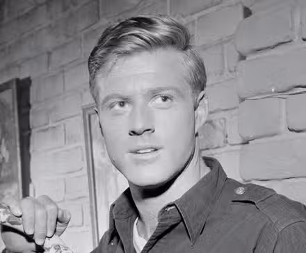 Rocky (Larry Blyden) jugando al póquer con tres chicas mirando en Un buen lugar para visitar en The Twilight Zone.