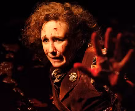 Lorraine Warren (Vera Farmiga) en un charco de sangre en The Conjuring: Last Rites.