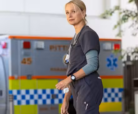 Pitt todavía presenta a Dana frente a la bahía de ambulancias.