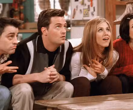 Joey Chandler Rachel y Monica mirando a Ross fuera de cámara en Friends