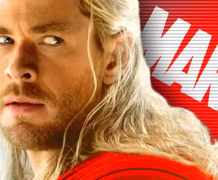 Thor mirando con recelo el logo de Marvel.