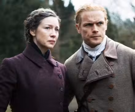 Claire y Jamie en Outlander temporada 7, episodio 16, mirando a Frances