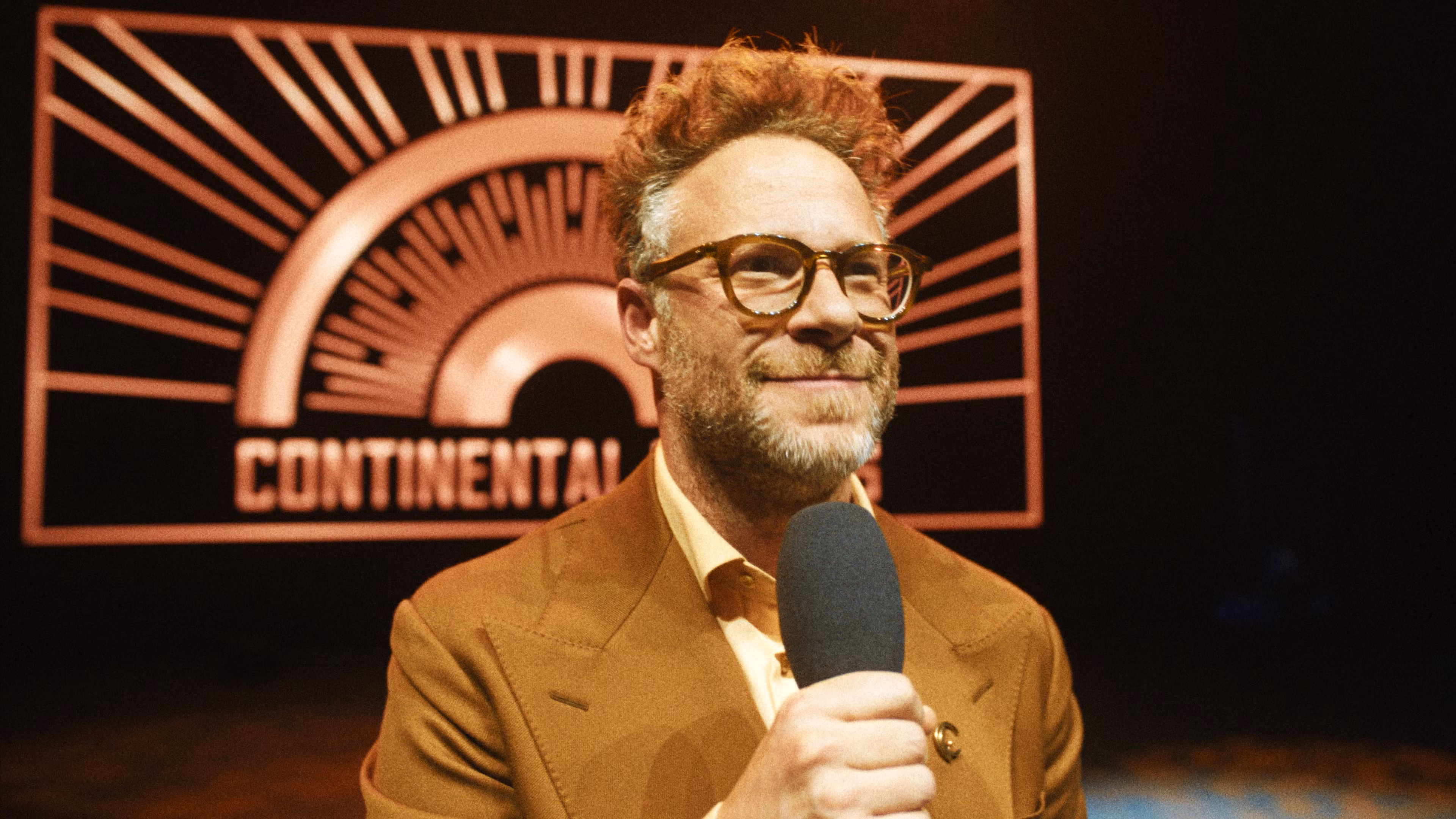 Seth Rogen sosteniendo un micrófono en The Studio