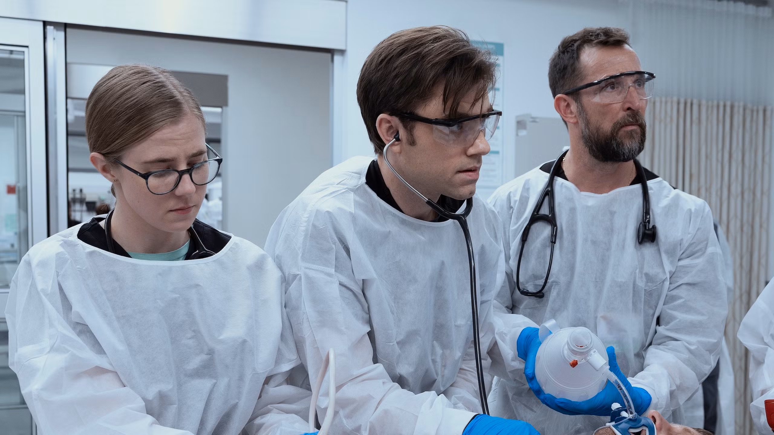 Los médicos de Pitt que tratan a un paciente, King, Langdon y el Dr. Robby