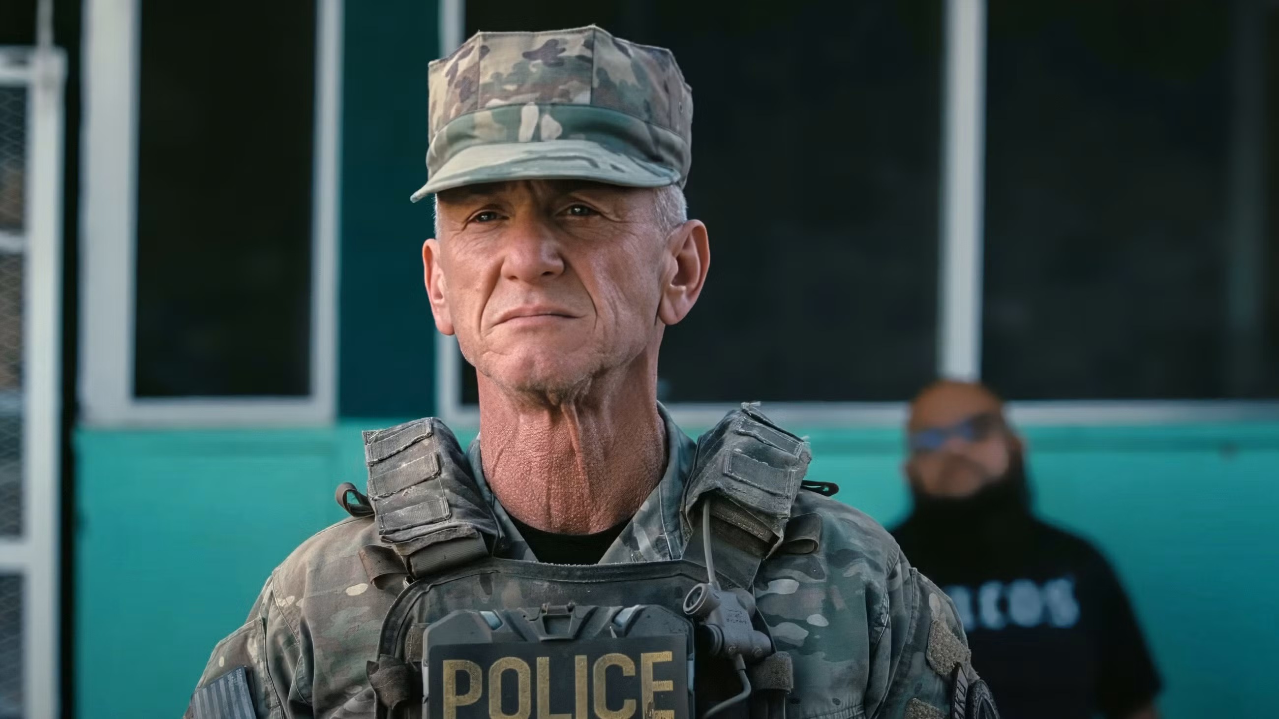 Coronel Steven J. Lockjaw (Sean Penn) en uniforme y luciendo solemne en Una batalla tras otra