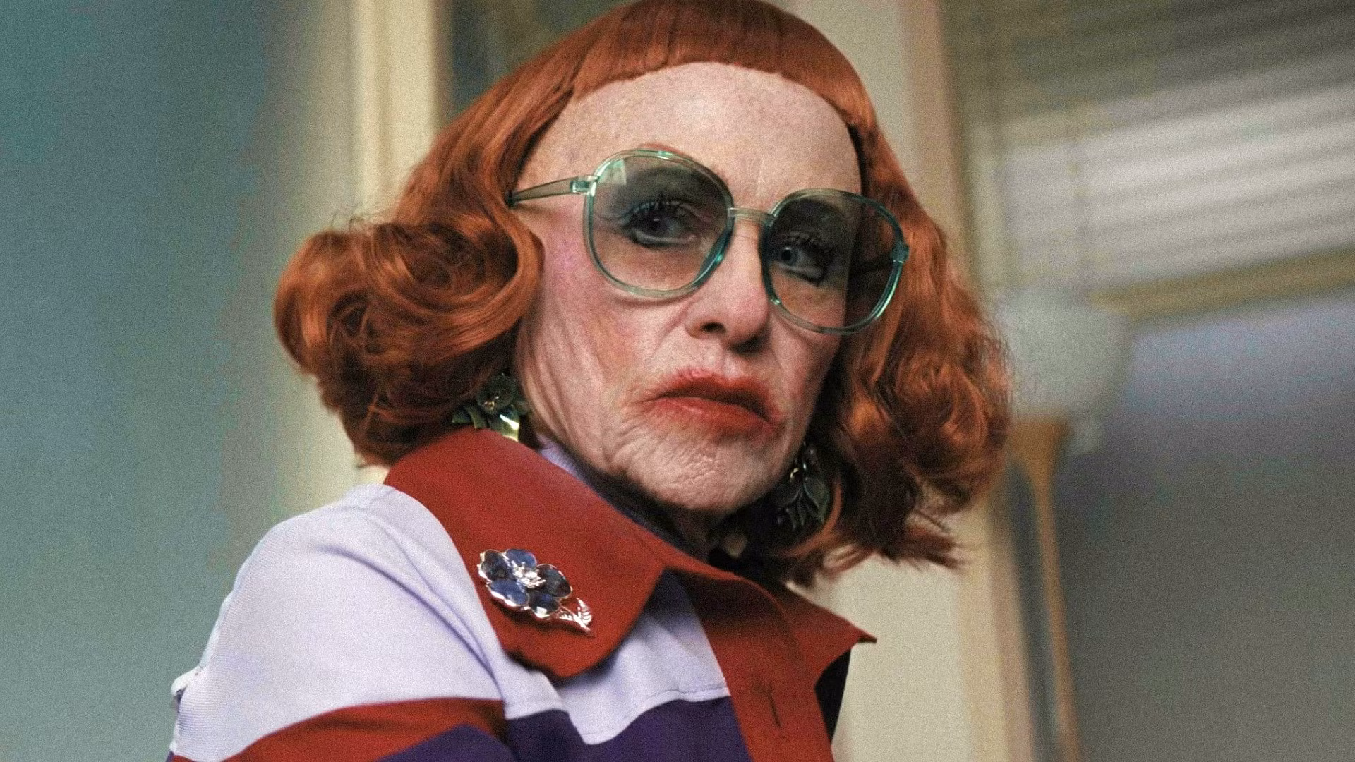 Amy Madigan como la tía Gladys mirando hacia un lado en Armas