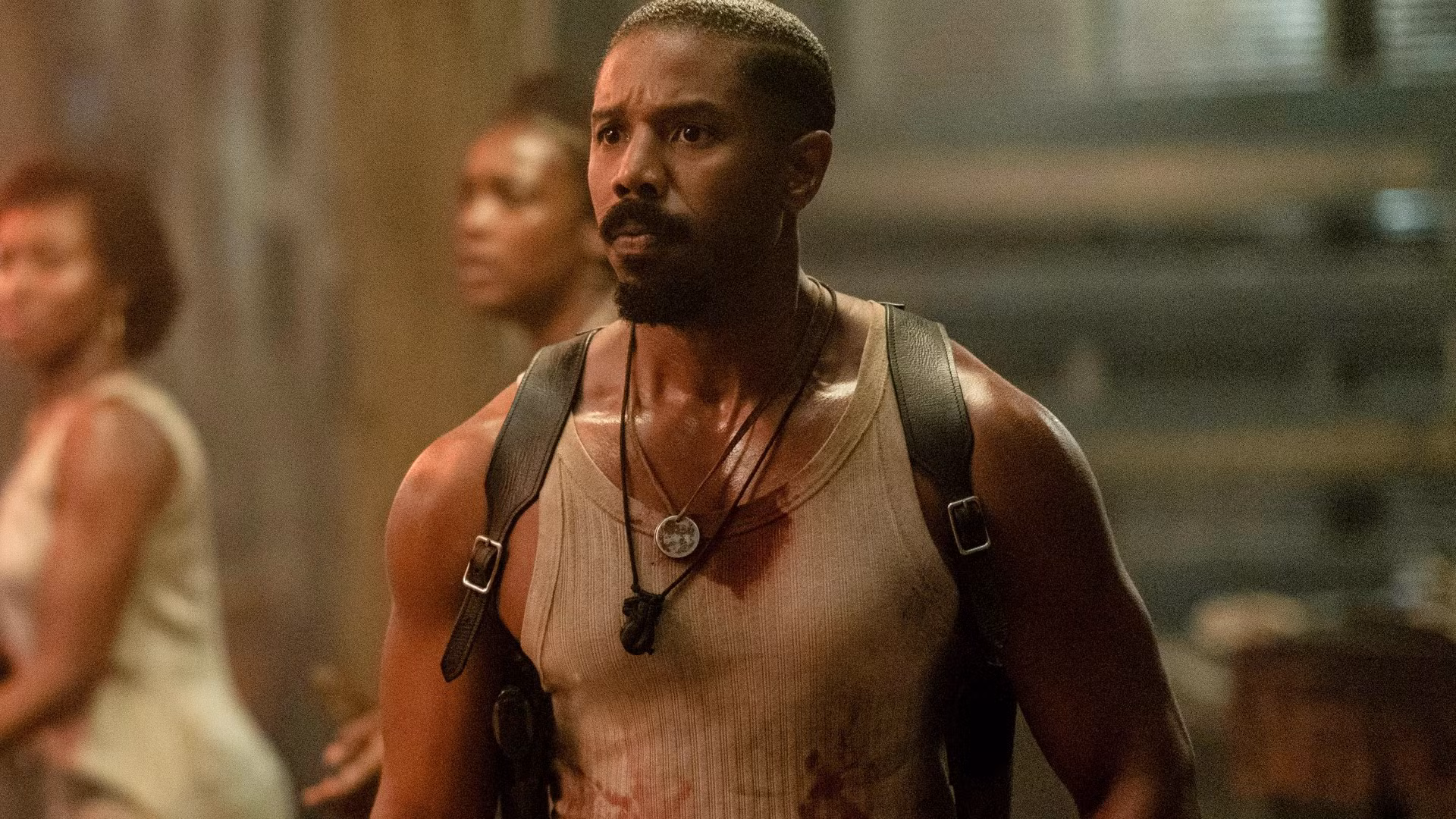 Michael B Jordan parece asustado en Sinners