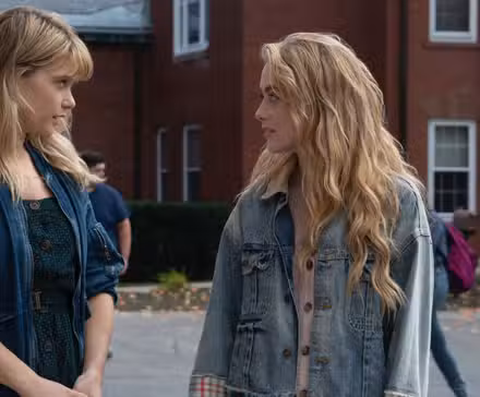 Cassandra y Allie hablando afuera en The Society