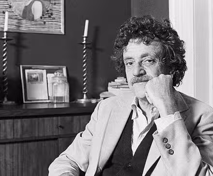 Fotografía en blanco y negro de Kurt Vonnegut.