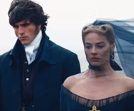 Margot Robbie y Jacob Elordi en Cumbres borrascosas.