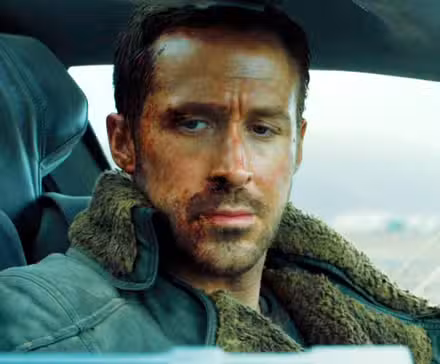 Ryan Gosling como el Agente K en su coche en Blade Runner 2049