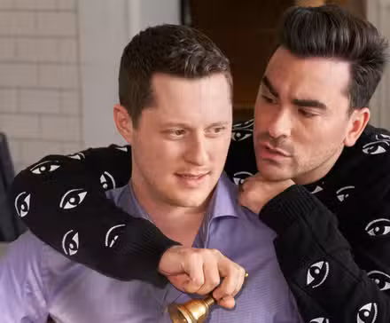 David abrazando a Patrick en Schitt's Creek