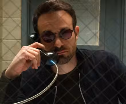 Matt Murdock en un teléfono de prisión en Daredevil: Born Again temporada 1