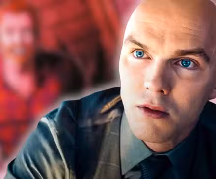 Lex Luthor de Superman (2025) con fondo cómico borroso