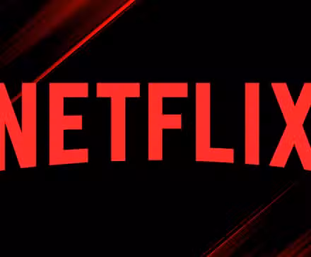 El logo de Netflix sobre un fondo negro con rayas rojas.