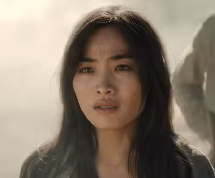 Anna Sawai como Cate Randa en Monarca