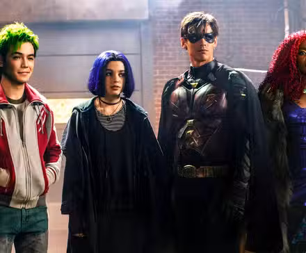 Chico Bestia, Raven, Robin y Starfire juntos en el programa de televisión de DC Titans (2018-2023)