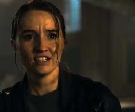 Abby (Kaitlyn Dever) con una mirada furiosa en The Last of Us Temporada 2 Ep 7