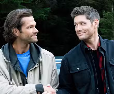 Sam Winchester (Jared Padalecki) y Dean Winchester (Jensen Ackles) se dan la mano en el final de la serie Supernatural.