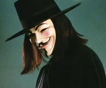 El antihéroe de Hugo Weaving se da vuelta y revela su máscara de Guy Fawkes en V de Vendetta