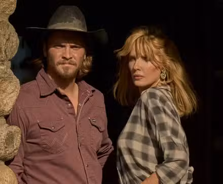 Luke Grimes como Kayce Dutton y Kelly Reilly como Beth Dutton en Yellowstone