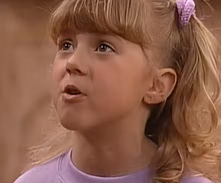 Stephanie Tanner hablando mientras mira hacia arriba en Full House