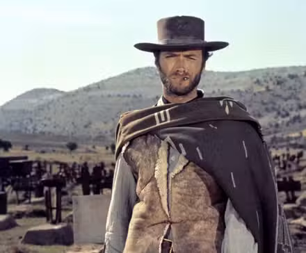 Blondie está en el cementerio fumando su cigarro en El bueno, el feo y el malo.