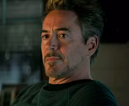 Tony Stark de Robert Downey Jr. mirando a Pepper Potts en Vengadores: Endgame