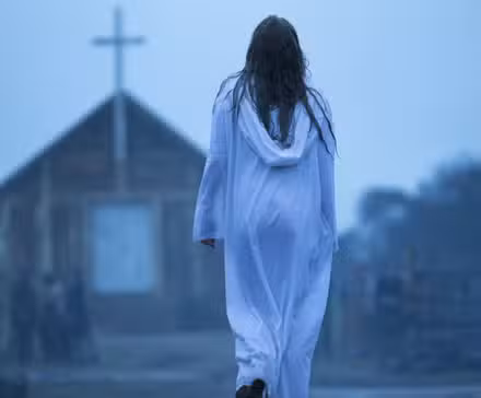 Una mujer frente a una iglesia en The Leftovers