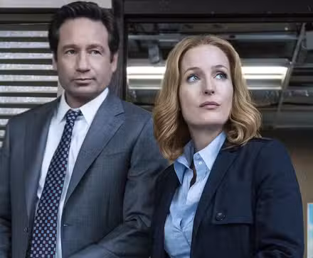 Gillian Anderson y David Duchovny entrando a una oficina en The X-Files