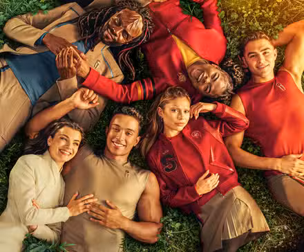 Cadetes de la Academia de la Flota Estelar sobre el césped