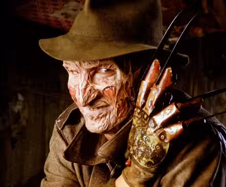 Robert Englund como Freddy Krueger con su garra y su sombrero en Pesadilla en Elm Street