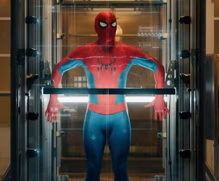 El Spider-Man de Tom Holland siendo escaneado por una máquina en Spider-Man: Brand New Day